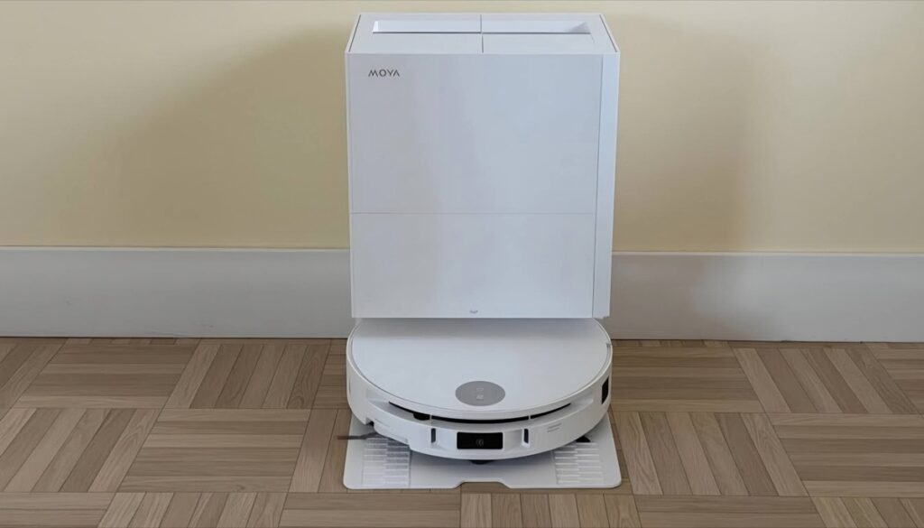 Le robot aspirateur Mova S70 Roller dans sa station