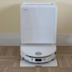 Le robot aspirateur Mova S70 Roller dans sa station