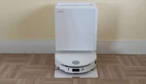 Le robot aspirateur Mova S70 Roller dans sa station