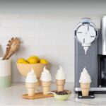 Glace à l'italienne onctueuse à la vanille avec copeaux de chocolat dans un cornet gaufrette, réalisée avec la machine Ninja Creami Swirl.