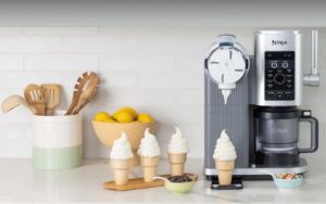 Glace à l'italienne onctueuse à la vanille avec copeaux de chocolat dans un cornet gaufrette, réalisée avec la machine Ninja Creami Swirl.