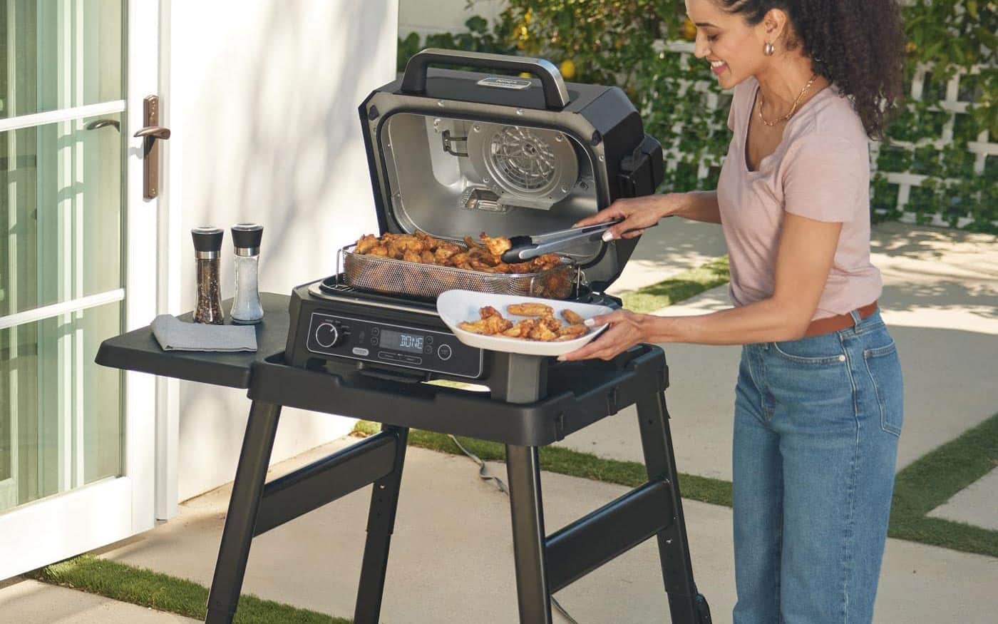 Panier Crousti fourni avec le barbecue Ninja Woodfire Pro XL pour utiliser la fonction friteuse sans huile Air Fry.