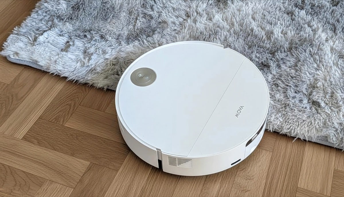 Robot à moitié sur le parquet et sur le tapis