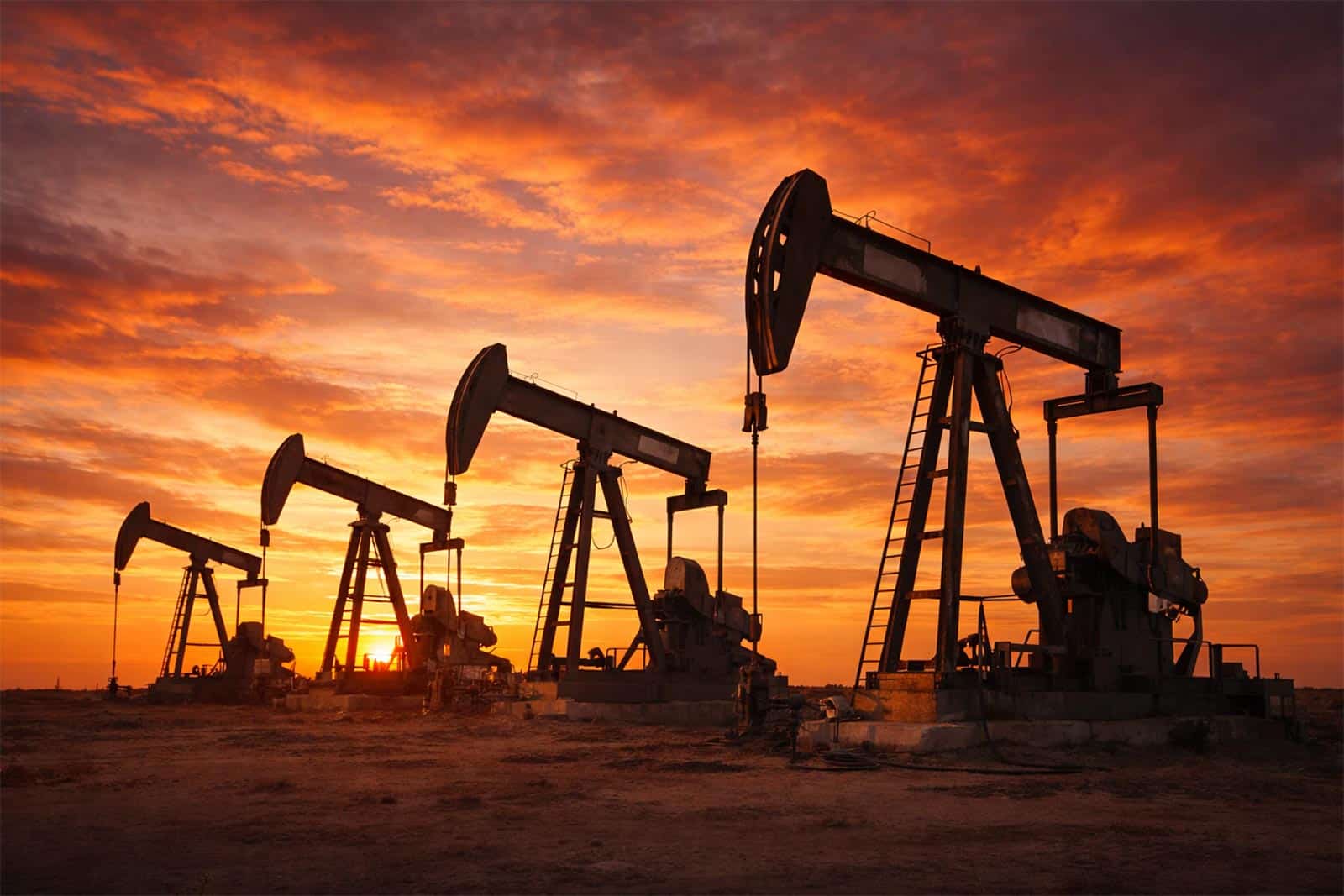 Pompes à pétrole au coucher du soleil illustrant la hausse du baril de Brent au-dessus de 85 dollars