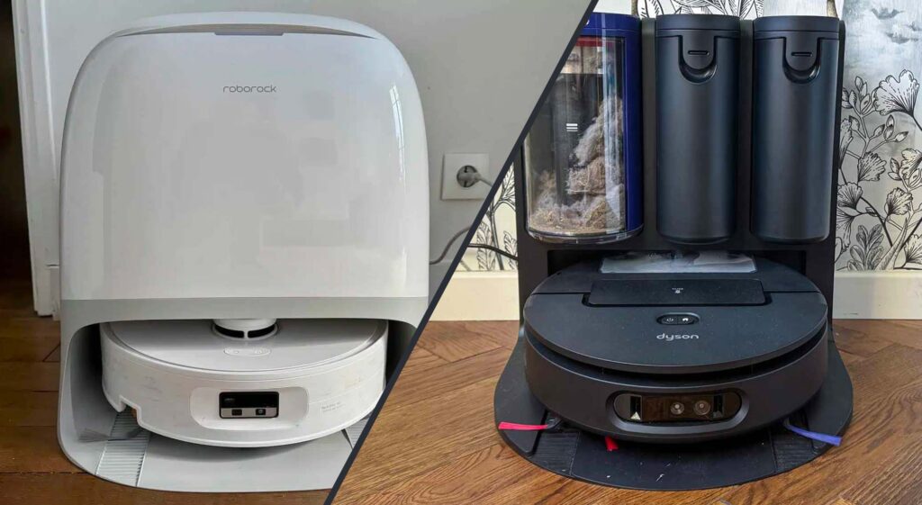 Photographie comparative montrant deux aspirateurs robots laveurs posés côte à côte sur un sol en parquet clair. À gauche, le Roborock Qrevo Curv 2 Flow, de couleur noire et légèrement plus haut, avec son télémètre laser visible sur le dessus. À droite, le Dyson Spot+Scrub Ai, également de couleur noire et grise avec des accents orange caractéristiques de la marque, affichant un design légèrement plus compact. Les deux robots sont orientés de face, permettant de visualiser leurs capteurs et leur caméra frontale.