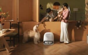 Roborock Qrevo Curv 2 ProX robot aspirateur laveur dans sa station