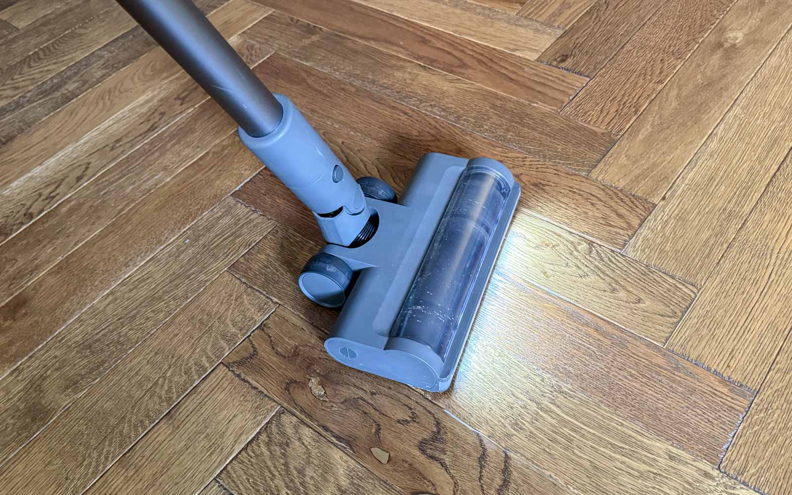 Brosse avec éclairage LED du Xiaomi Vacuum Cleaner G30 Max en action sur parquet