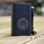 Le compresseur Xiaomi Mijia Compact photographié en extérieur lors des tests