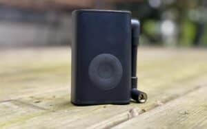 Le compresseur Xiaomi Mijia Compact photographié en extérieur lors des tests