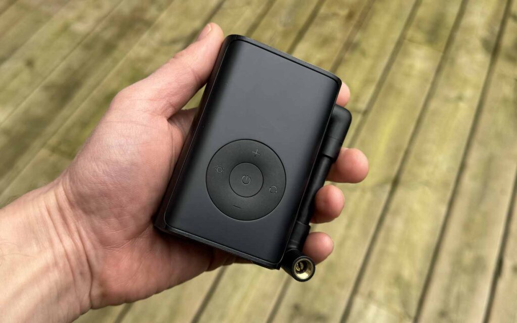 Le compresseur Xiaomi Mijia Compact tenu en main pour montrer sa taille réduite