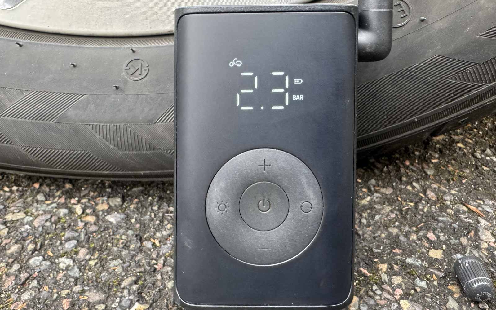 Gros plan sur l’écran et les boutons de réglage du compresseur Xiaomi Mijia Compact