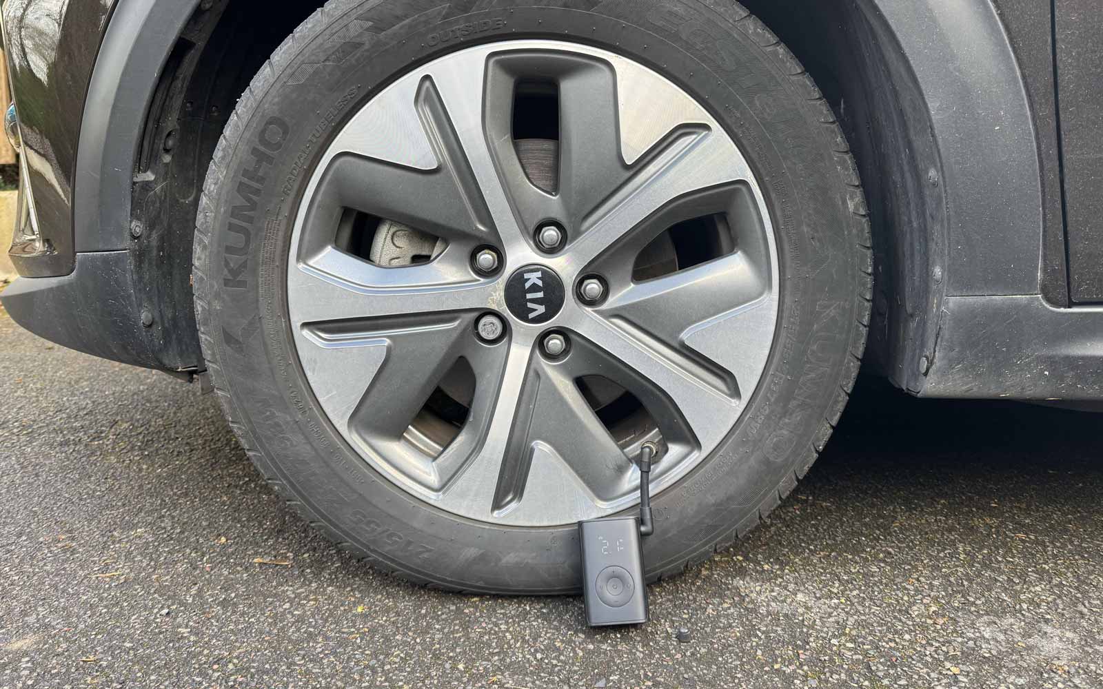 Le compresseur Xiaomi Mijia Compact en action sur un pneu de voiture