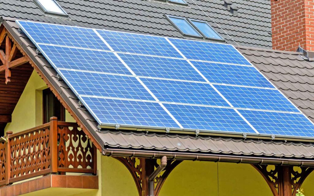 Panneaux solaires installés sur le toit d’une maison pour illustrer une percée scientifique sur le rendement photovoltaïque