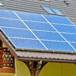 Panneaux solaires installés sur le toit d’une maison pour illustrer une percée scientifique sur le rendement photovoltaïque