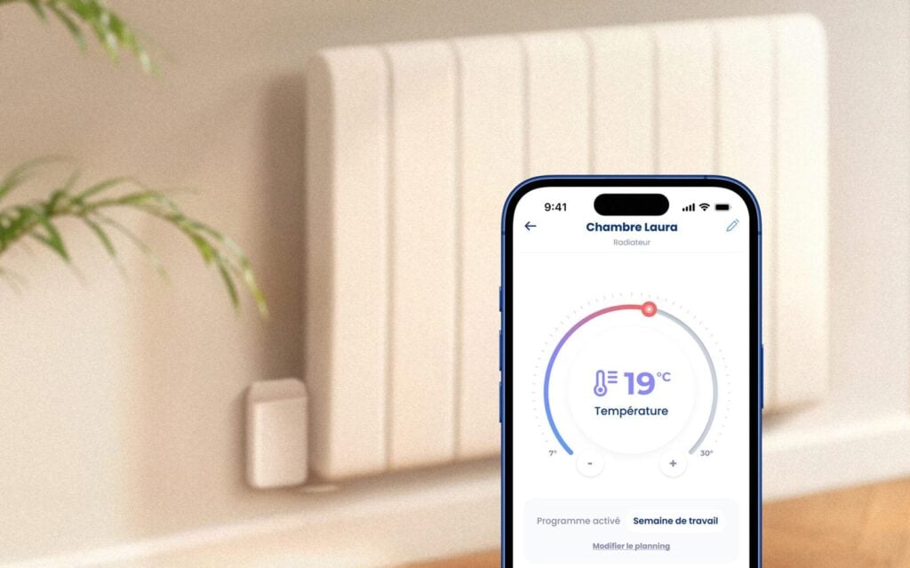 Application smartphone Voltalis permettant de piloter un radiateur électrique équipé d'un boîtier connecté blanc.