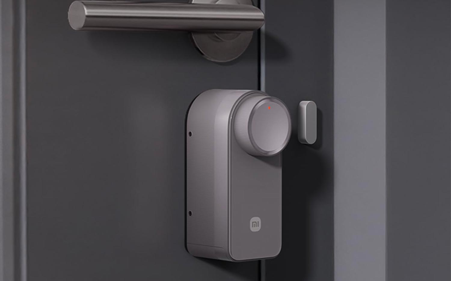 Serrure connectée Xiaomi installée sur une porte d’entrée