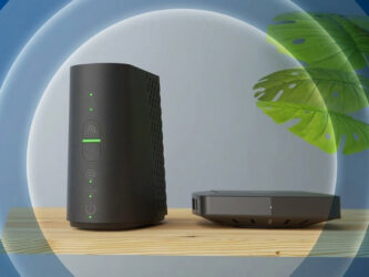 Une Bbox de Bouygues Telecom et son décodeur TV posés sur un meuble en bois avec une plante en arrière-plan, illustrant l'augmentation des tarifs.