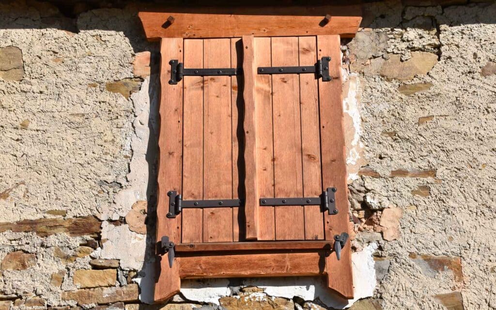 Gros plan de volets en bois fermés à 18h en mars