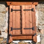 Gros plan de volets en bois fermés à 18h en mars