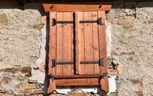 Gros plan de volets en bois fermés à 18h en mars