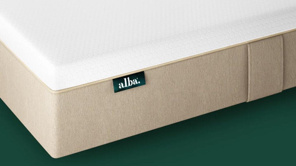Matelas Alba Original en latex naturel sur un lit, illustrant un modèle écoresponsable adapté aux personnes allergiques