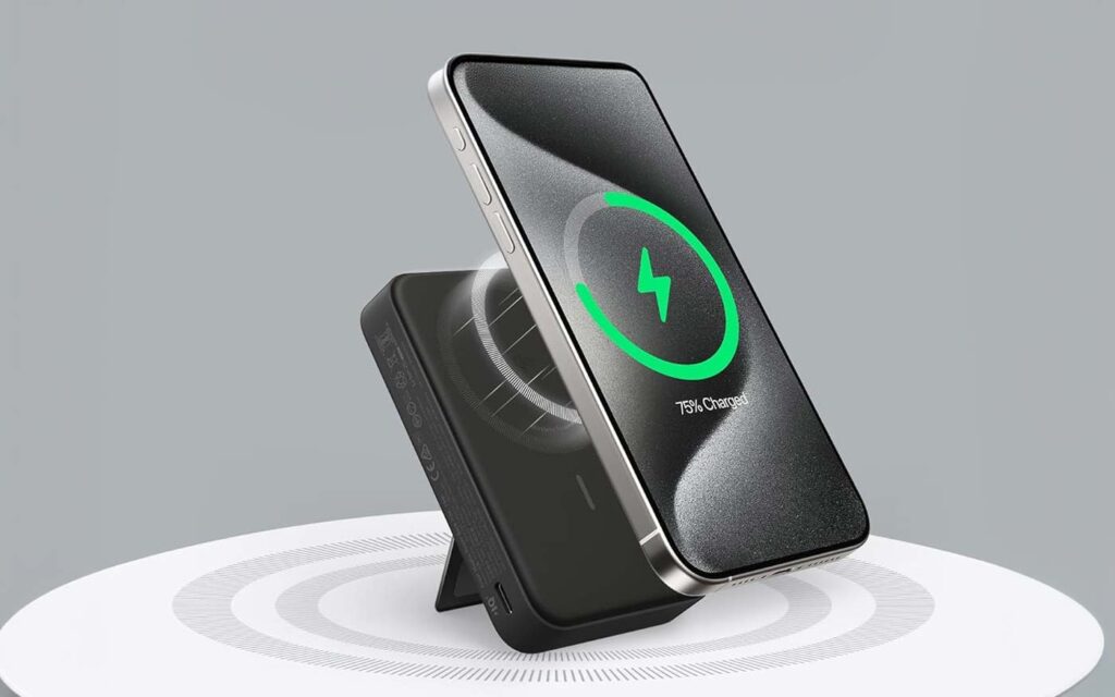 Batterie externe Anker MagGo 10 000 mAh fixée magnétiquement au dos d’un iPhone, en charge sans fil MagSafe