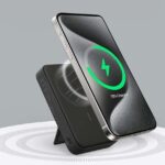 Batterie externe Anker MagGo 10 000 mAh fixée magnétiquement au dos d’un iPhone, en charge sans fil MagSafe