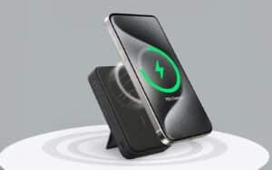 Batterie externe Anker MagGo 10 000 mAh fixée magnétiquement au dos d’un iPhone, en charge sans fil MagSafe