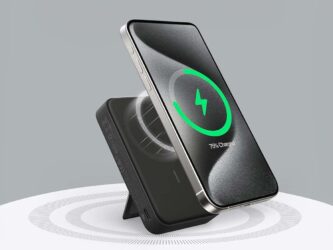 Batterie externe Anker MagGo 10 000 mAh fixée magnétiquement au dos d’un iPhone, en charge sans fil MagSafe