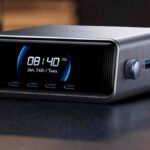 Écran LCD de contrôle en temps réel et molette de réglage sur le chargeur de bureau Anker Prime 250W