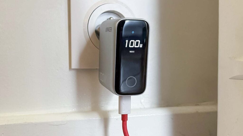 chargeur Anker 100W USB-C alimentant un ordinateur portable à 96 watts mesurés