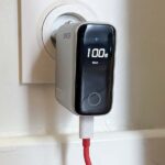 chargeur Anker 100W USB-C alimentant un ordinateur portable à 96 watts mesurés