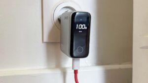 chargeur Anker 100W USB-C alimentant un ordinateur portable à 96 watts mesurés