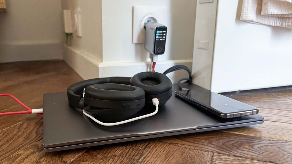 chargeur Anker 100W recharge simultanément ordinateur portable smartphone batterie et casque à 78 watts