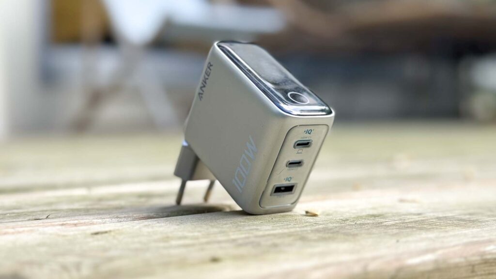 connectique chargeur Anker A121B avec deux ports USB-C et un port USB-A