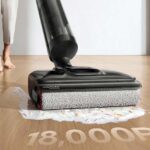 Aspirateur laveur Dreame H12 Pro FlexReach en cours de nettoyage sur un sol dur