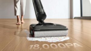 Aspirateur laveur Dreame H12 Pro FlexReach en cours de nettoyage sur un sol dur
