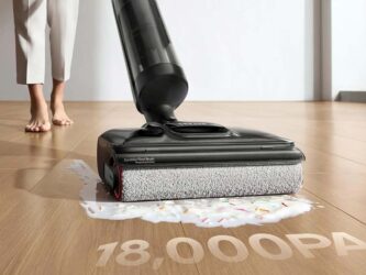 Aspirateur laveur Dreame H12 Pro FlexReach en cours de nettoyage sur un sol dur