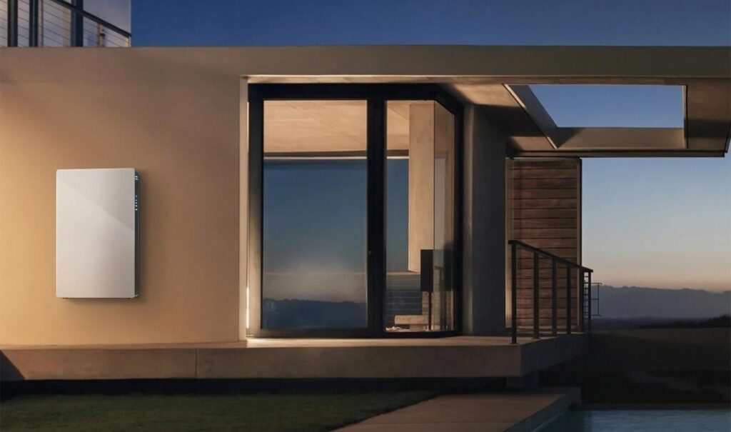 Batterie solaire murale type Powerwall pour stockage LiFePO4 de l’électricité des panneaux solaires d’une maison moderne