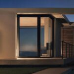 Batterie solaire murale type Powerwall pour stockage LiFePO4 de l’électricité des panneaux solaires d’une maison moderne