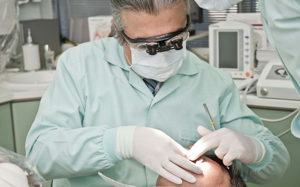 Blanchiment dentaire en cabinet avec gouttière et lampe chez le dentiste