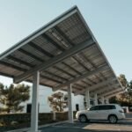 Un carport solaire situé sur le parking d'une entreprise