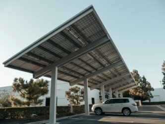 Un carport solaire situé sur le parking d'une entreprise