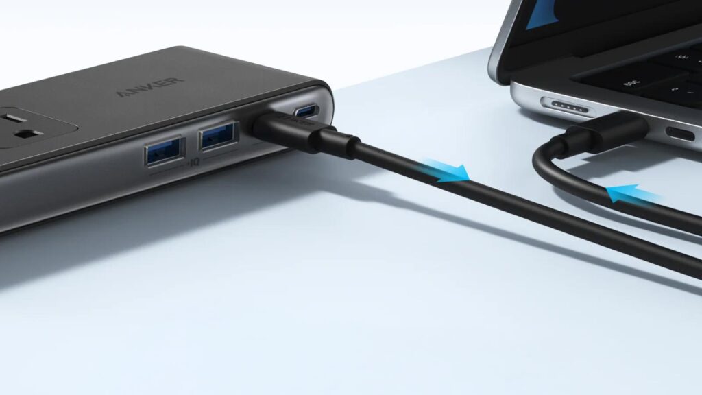 Le chargeur Anker Nano Power Strip fixé au bord d'un bureau, utilisant son port USB-C de 70 W pour recharger directement un ordinateur portable sans son bloc d'alimentation.