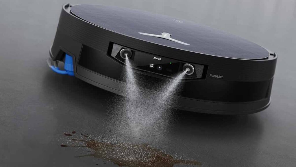 Technologie FocusJet du robot aspirateur laveur Ecovacs Deebot X12 OmniCyclone projetant de l'eau sur une tache incrustée