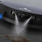 Technologie FocusJet du robot aspirateur laveur Ecovacs Deebot X12 OmniCyclone projetant de l'eau sur une tache incrustée