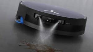 Technologie FocusJet du robot aspirateur laveur Ecovacs Deebot X12 OmniCyclone projetant de l'eau sur une tache incrustée