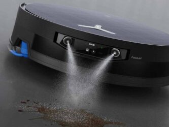 Technologie FocusJet du robot aspirateur laveur Ecovacs Deebot X12 OmniCyclone projetant de l'eau sur une tache incrustée