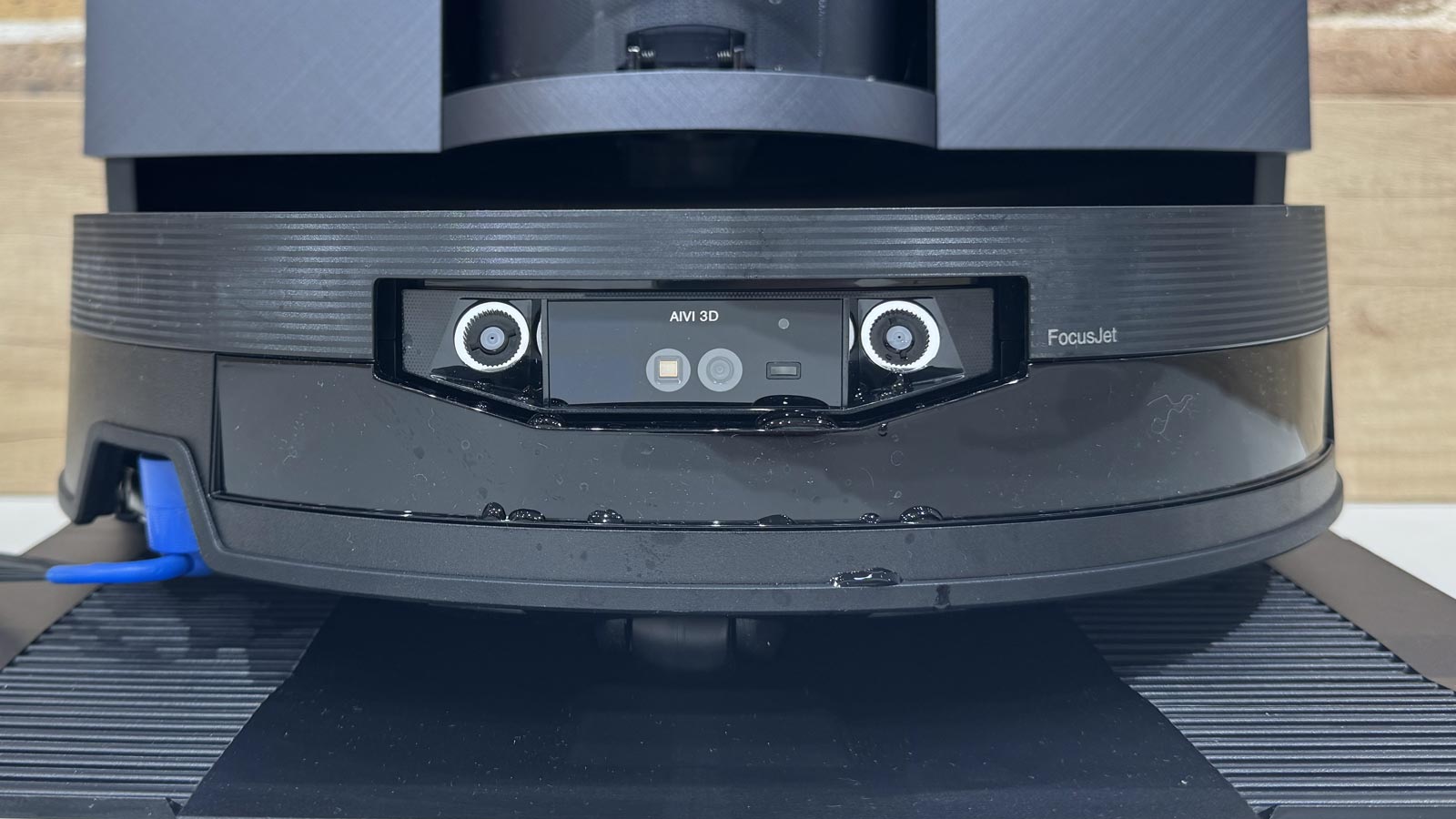 Vue rapprochée de l’avant du Deebot X12 montrant les jets FocusJet qui pré-humidifient les taches tenaces