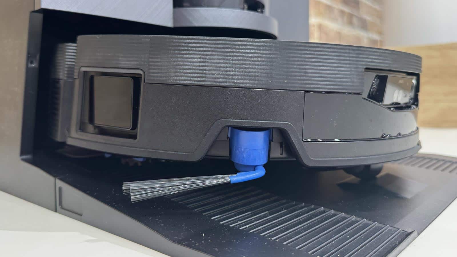 Vue de profil du Deebot X12 OmniCyclone mettant en avant la technologie d’aspiration BLAST à 22 000 Pa